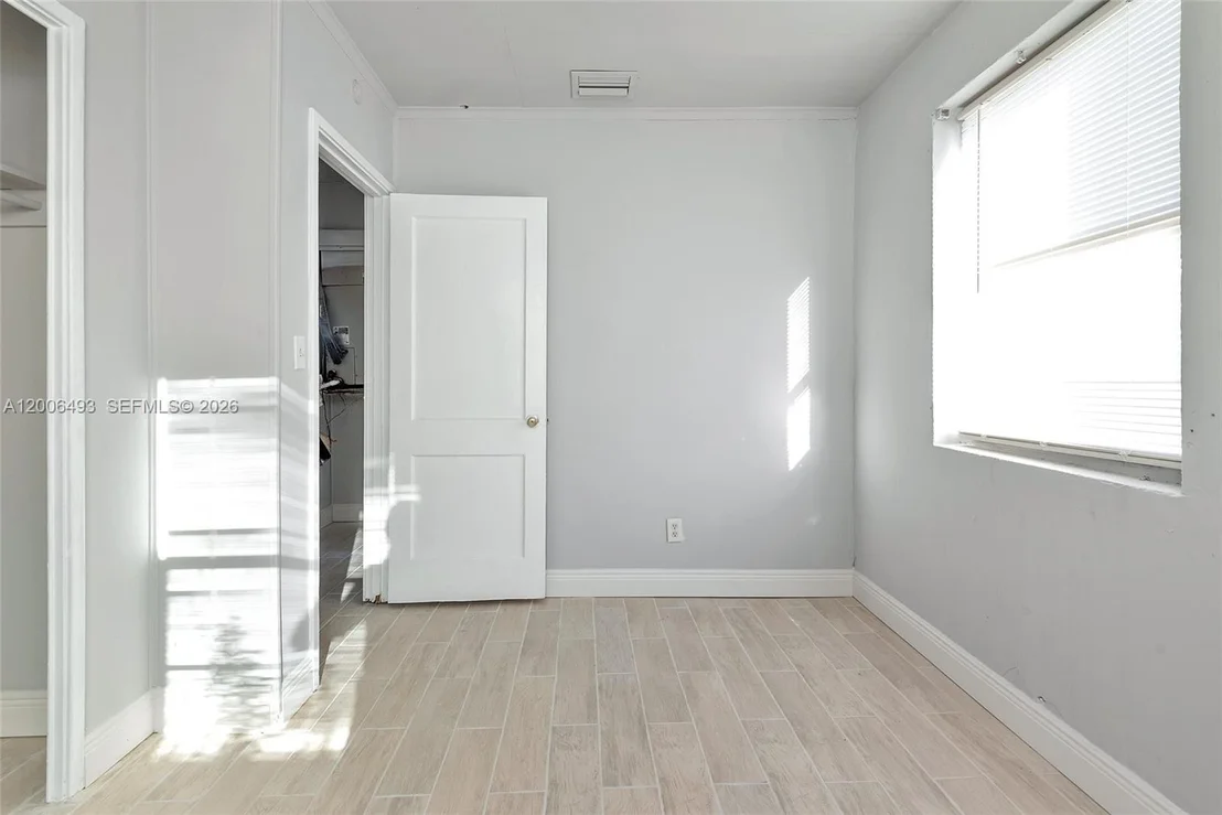 Photo of 562 W 4th St