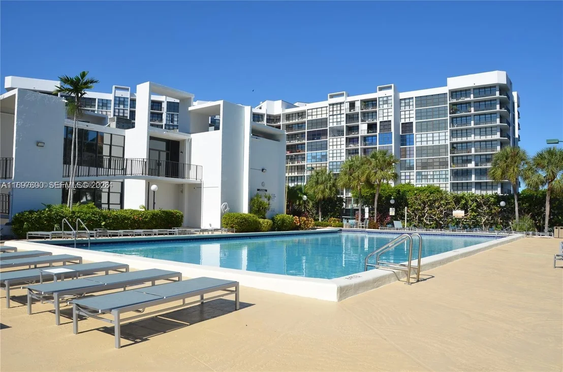 Photo of Unit 708 at 800 Parkview Dr