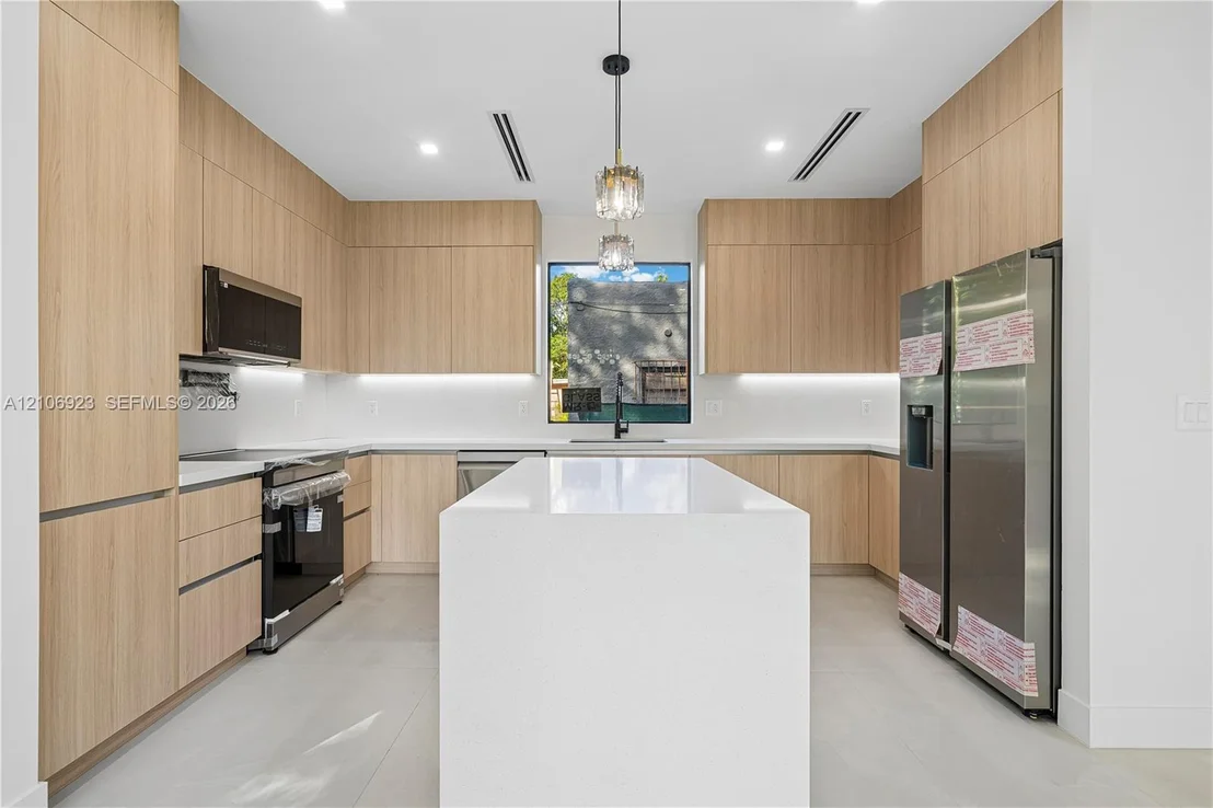 Photo of 870 Superior St