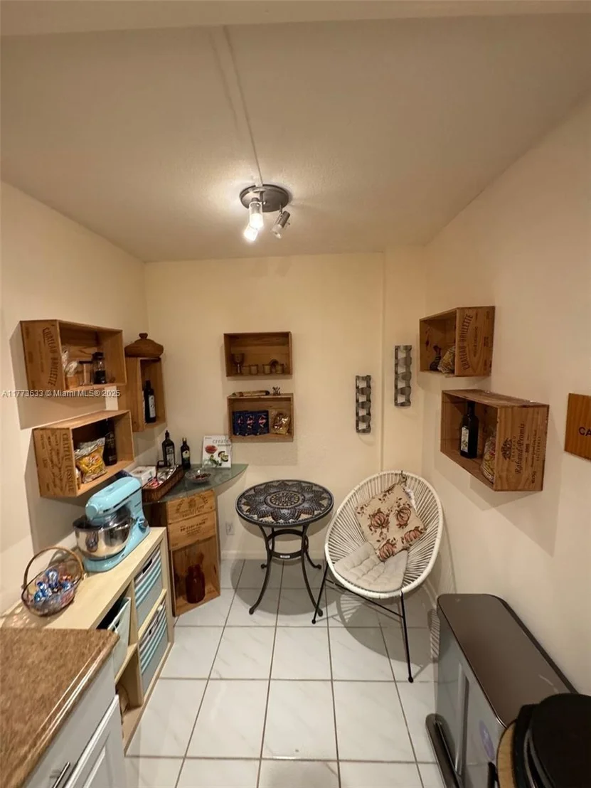 Photo of Unit 304 at 4330 Hillcrest Dr