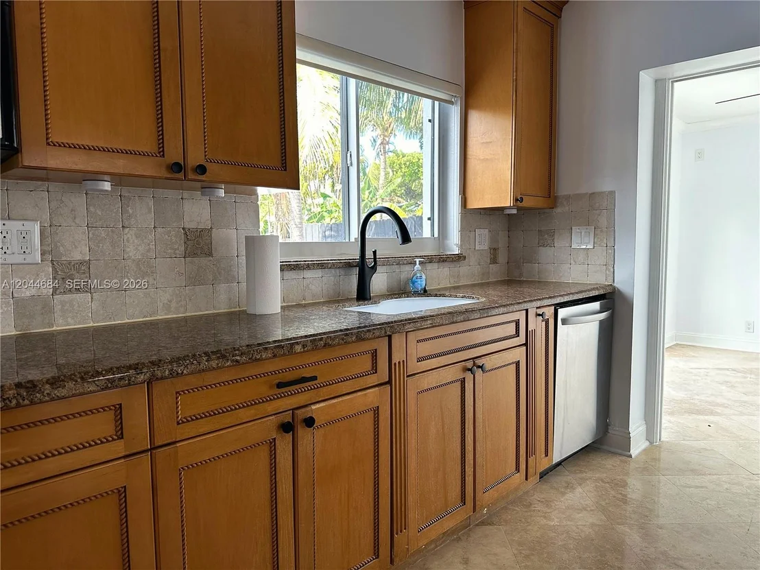 Photo of 2445 SE 8th St