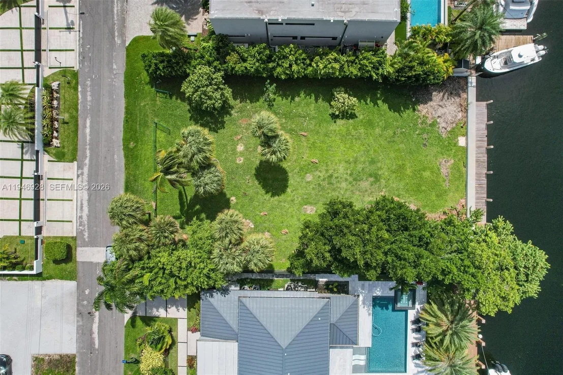 Photo of 606 Palm Dr