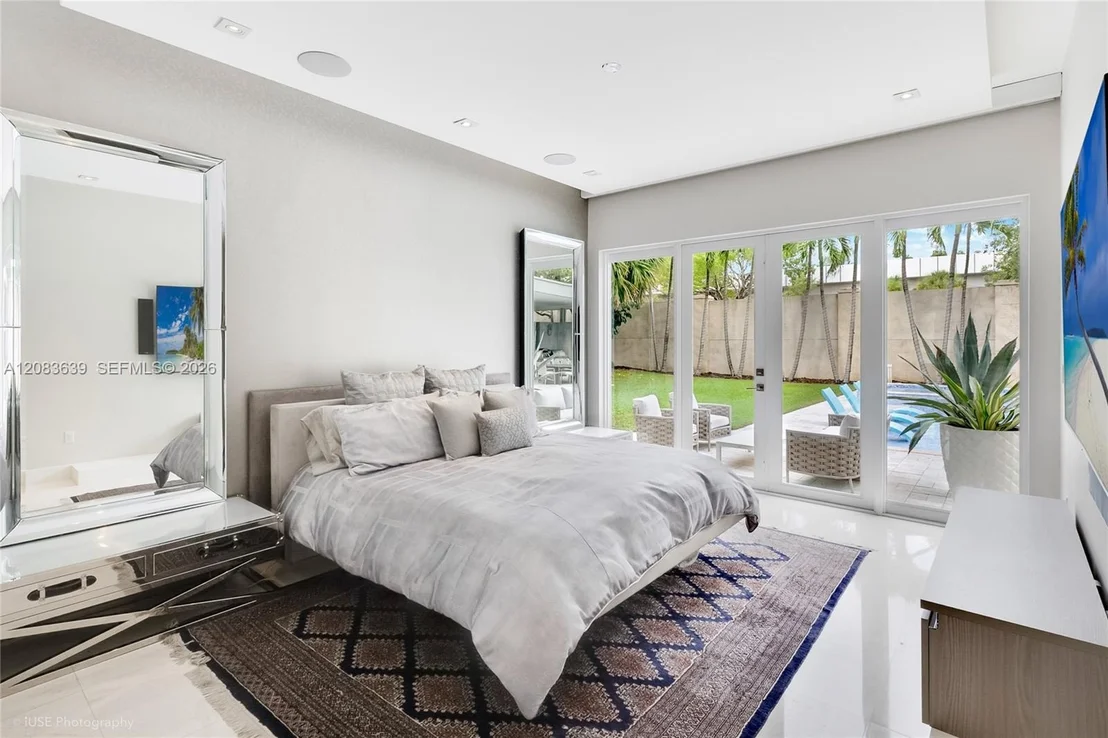 Photo of 137 W Shore Dr
