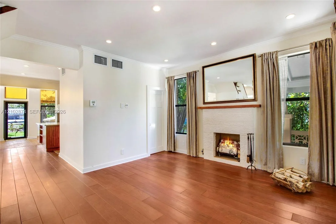 Photo of 668 NW North River Dr