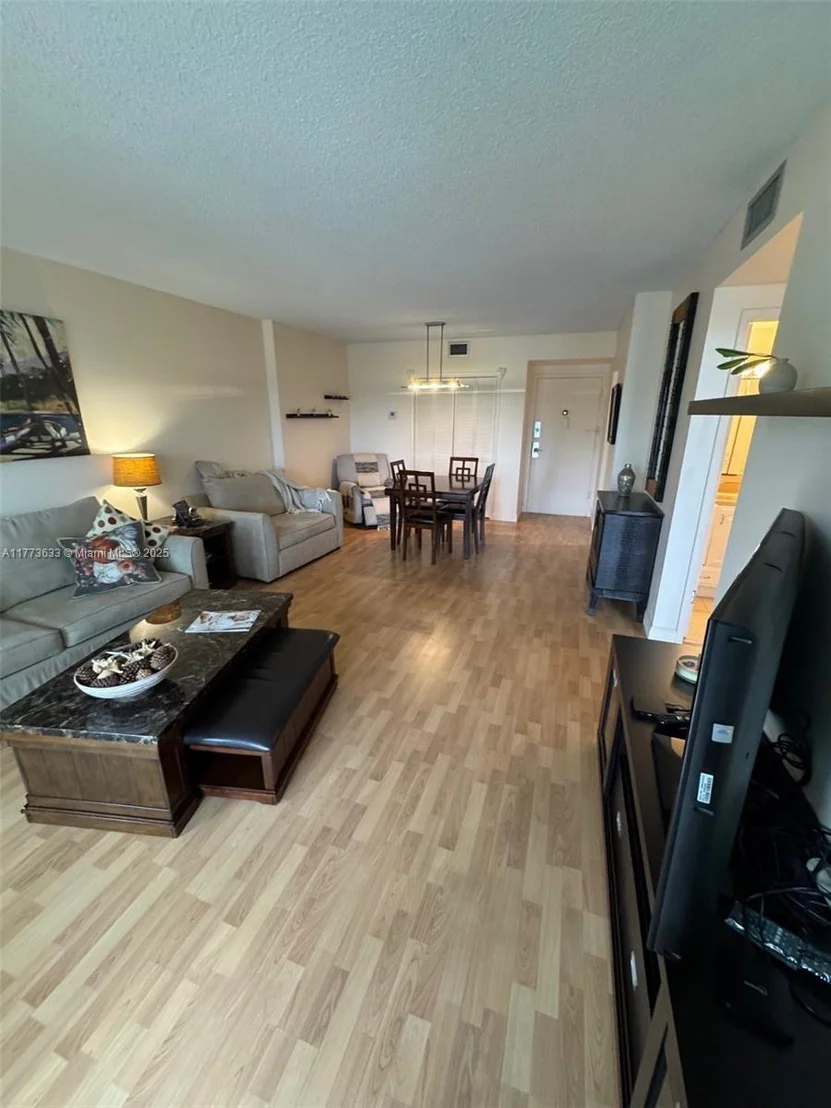 Photo of Unit 304 at 4330 Hillcrest Dr