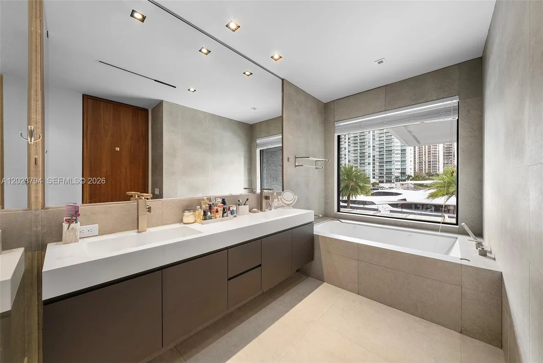 Photo of 385 Centre Is
