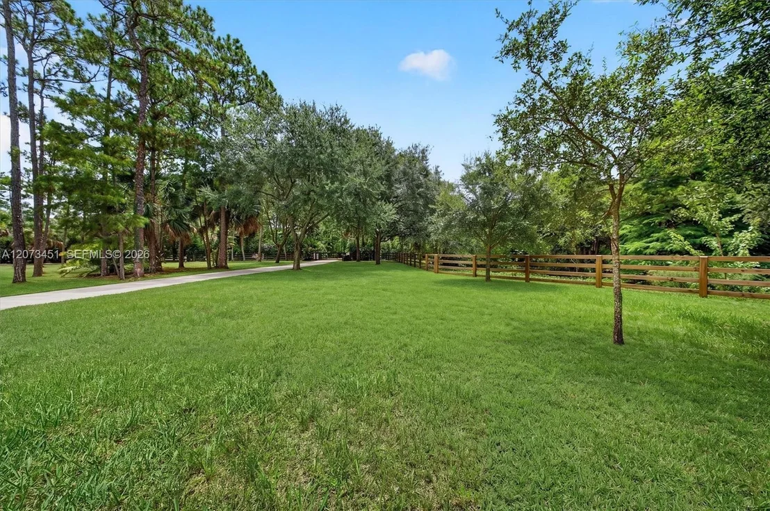 Photo of 1215 Stallion Dr