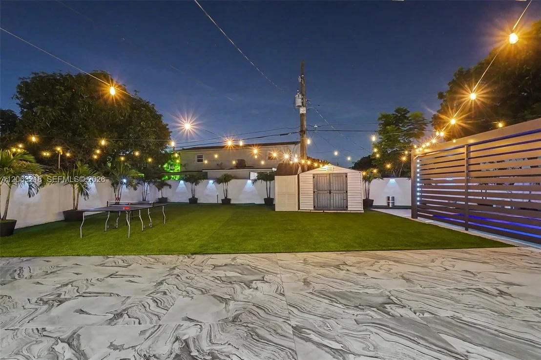 Photo of 831 E 10th Pl