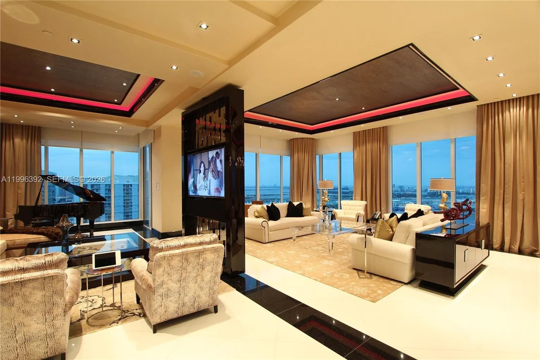 Photo of Unit PH3403 at 900 Brickell Key Blvd