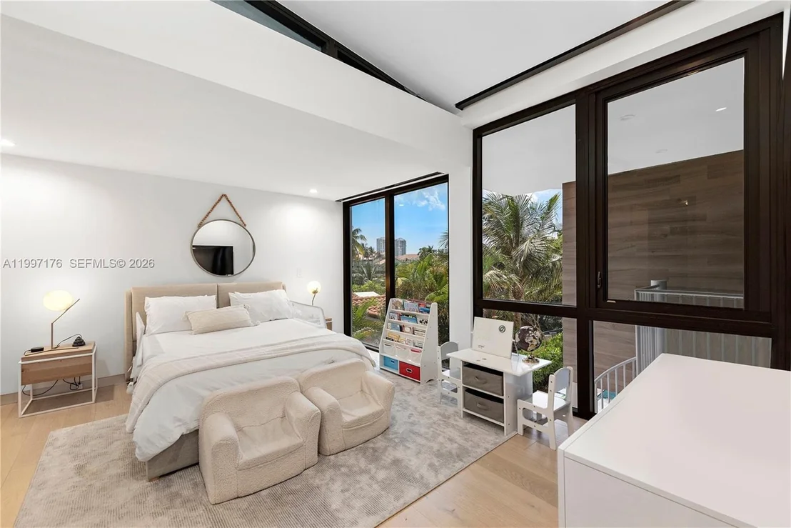Photo of 521 Holiday Dr