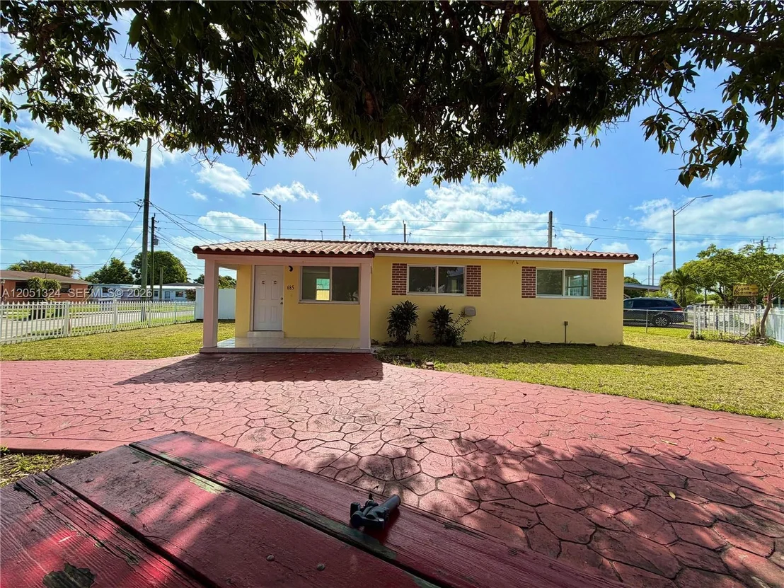 Photo of 685 SE Park Dr
