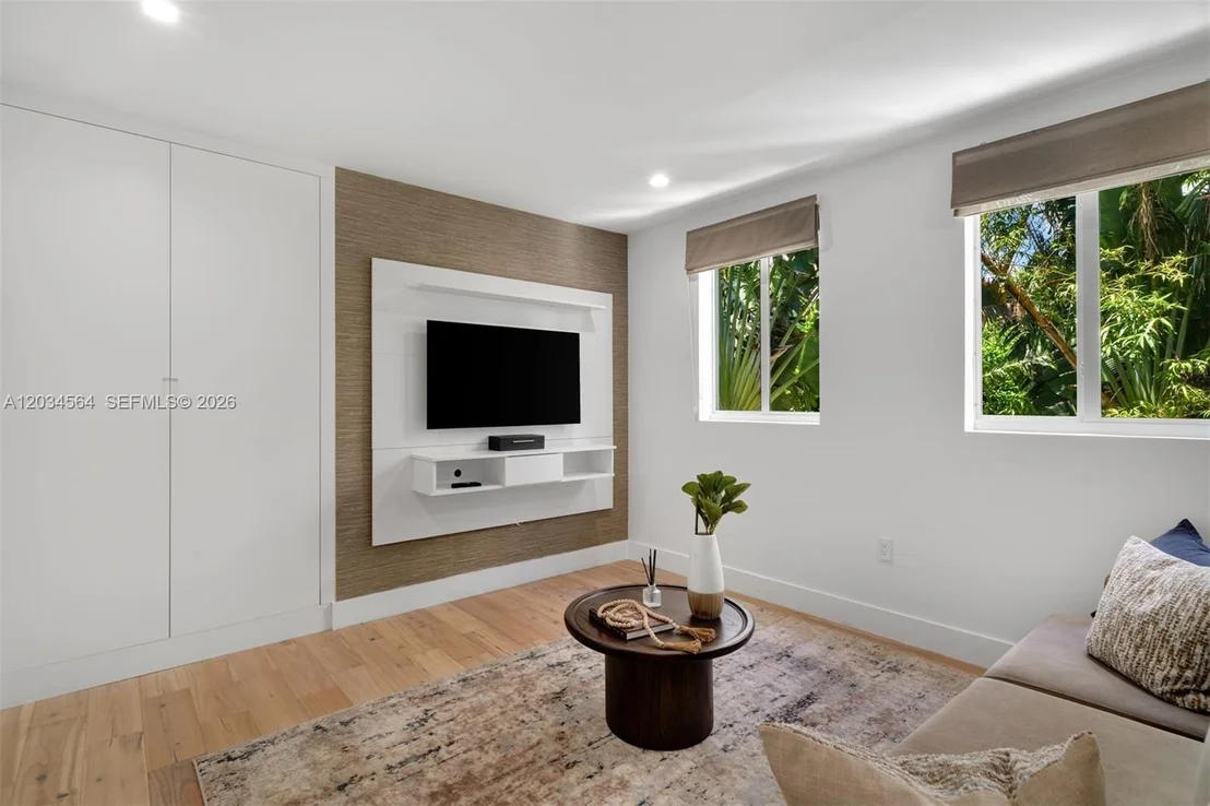 Photo of 425 Harbor Dr
