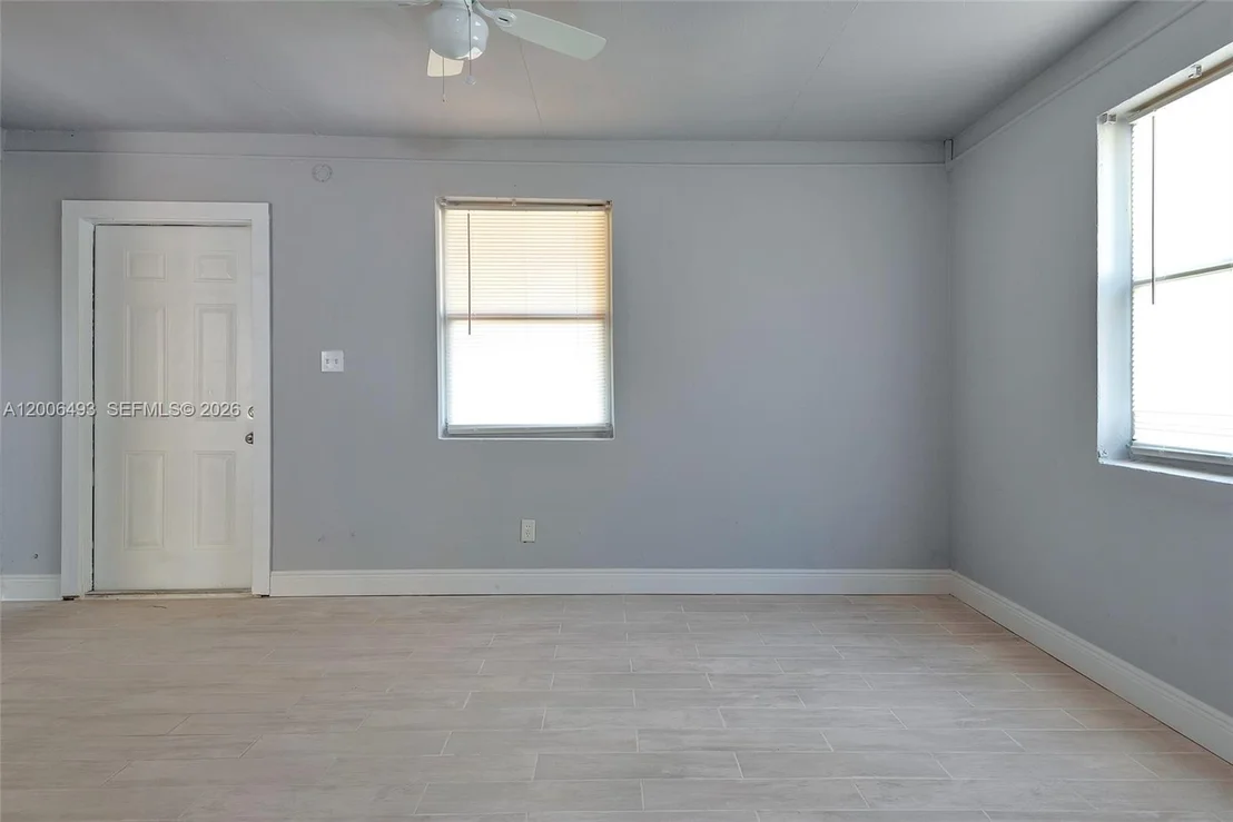 Photo of 562 W 4th St