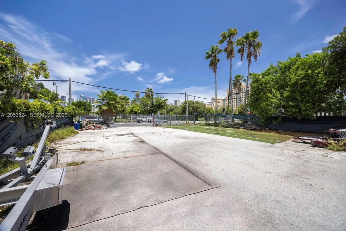 Photo of 700 NW 7th Ave