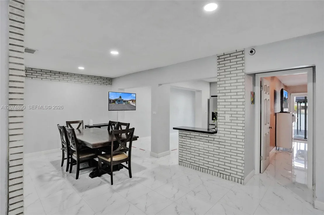 Photo of 903 W 77th St
