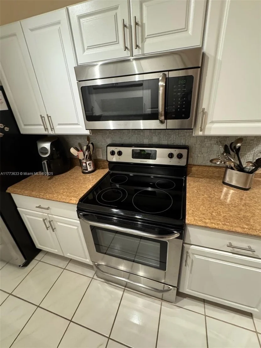 Photo of Unit 304 at 4330 Hillcrest Dr