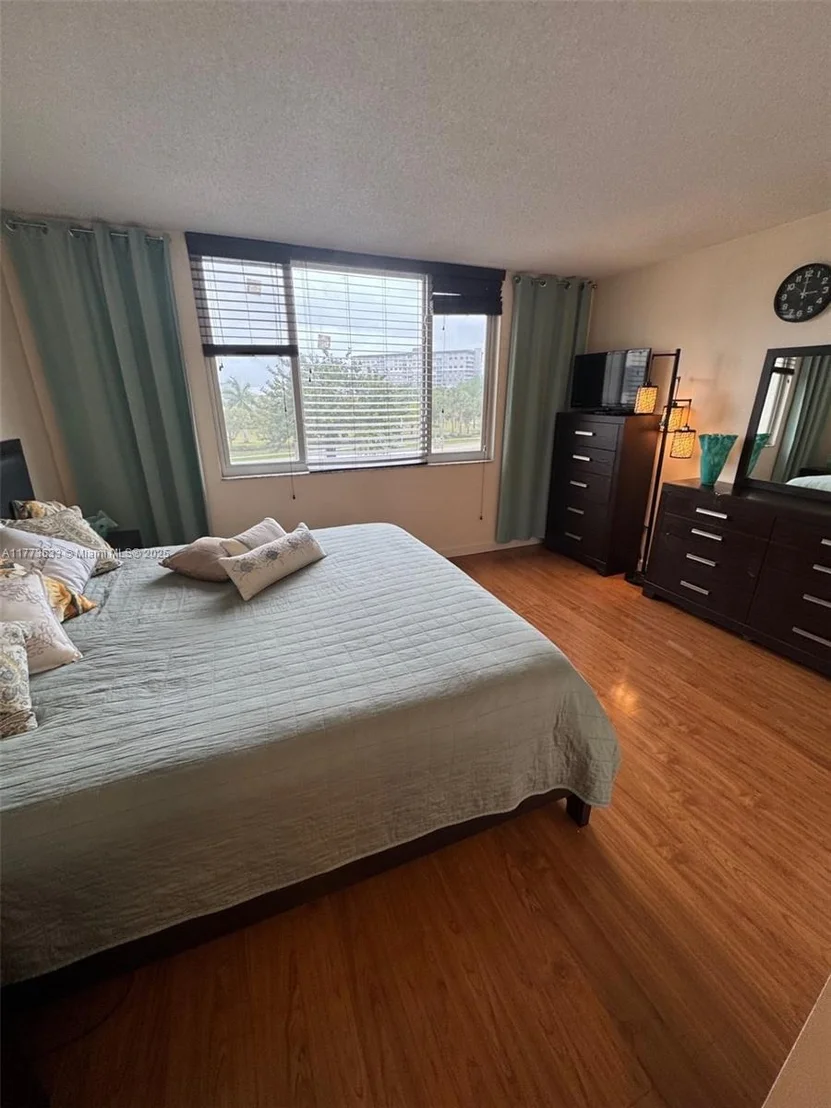Photo of Unit 304 at 4330 Hillcrest Dr