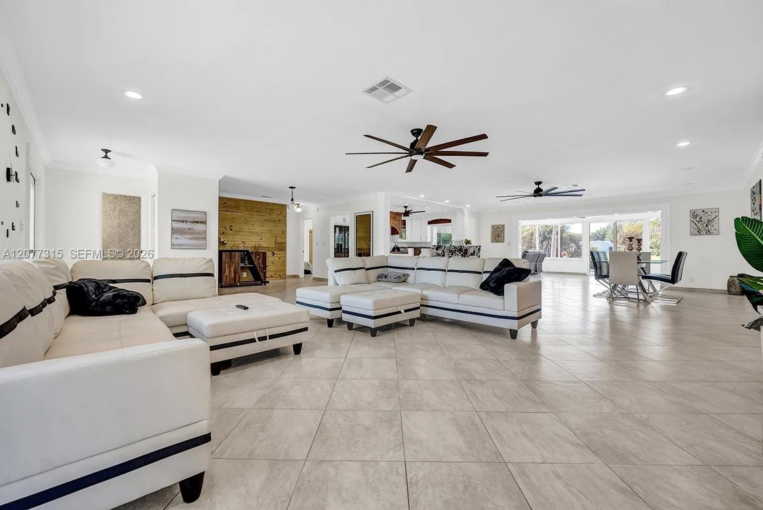 Photo of 3324 Lakeview Blvd
