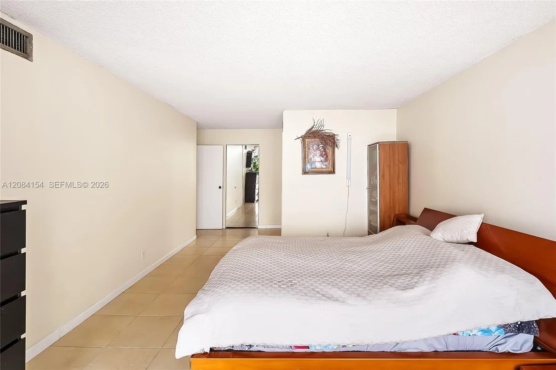 Photo of Unit 901 at 800 Parkview Dr