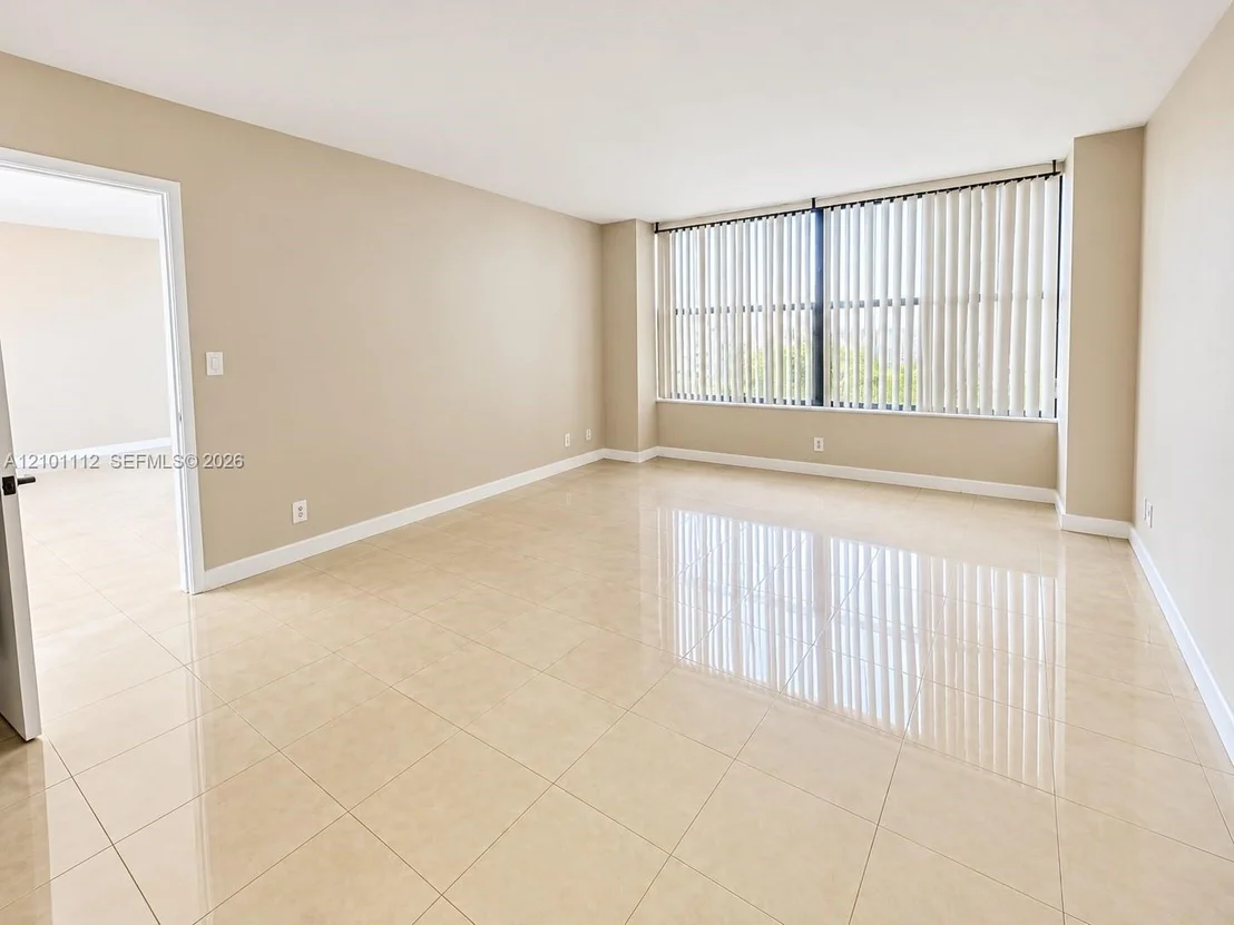 Photo of Unit 307 at 2500 Parkview Dr
