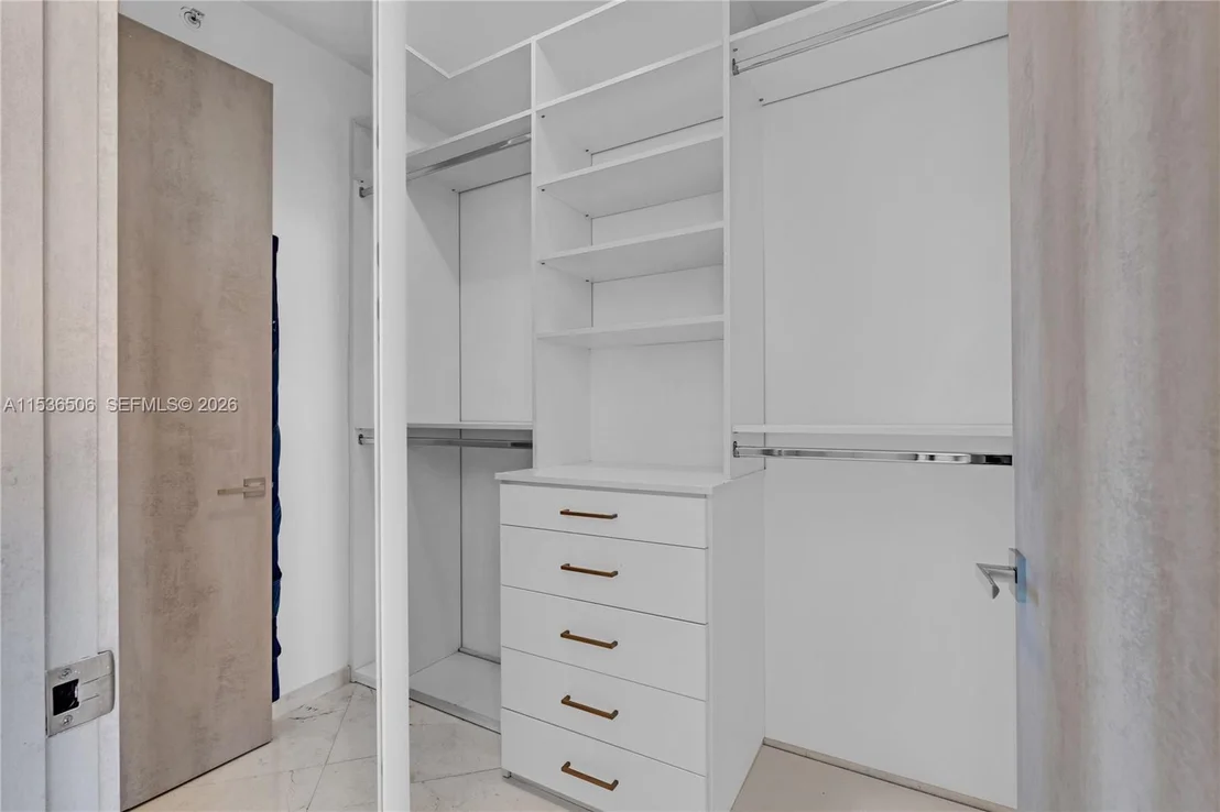 Photo of Unit 1002 at 900 Brickell Key Blvd