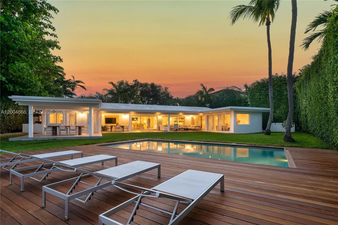 Photo of 861 Harbor Dr