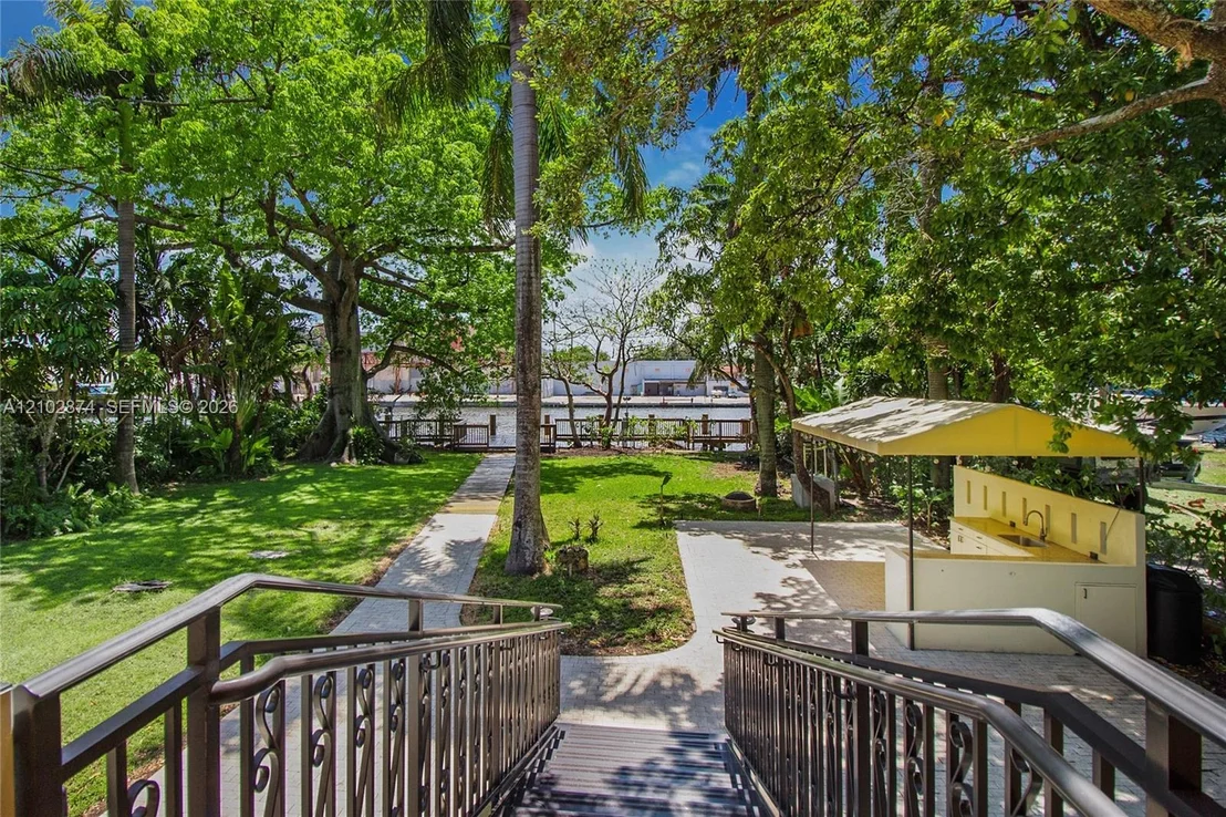 Photo of 668 NW North River Dr