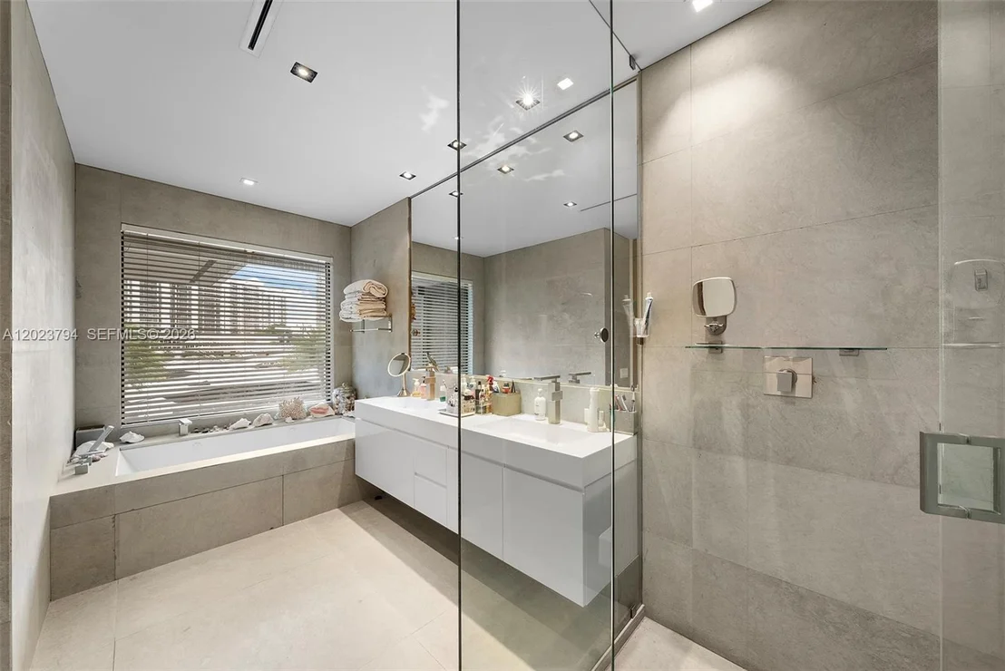 Photo of 385 Centre Is