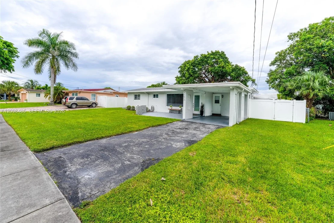 Photo of 1101 E River Dr