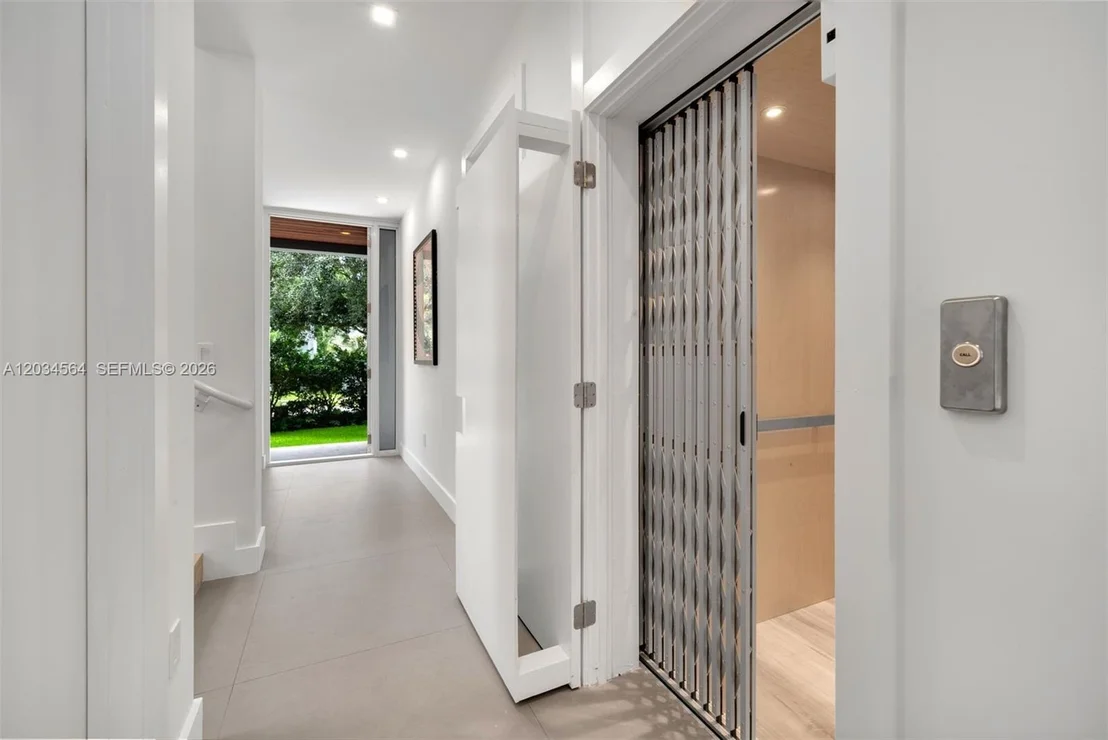 Photo of 425 Harbor Dr