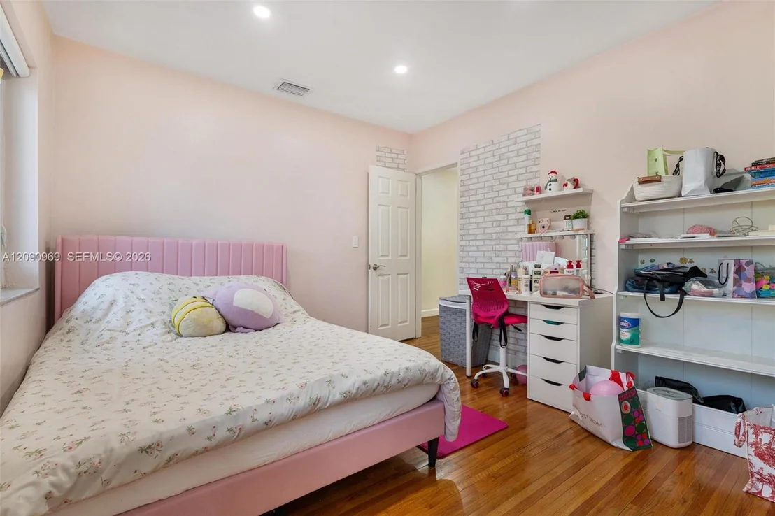 Photo of 9217 Bay Dr