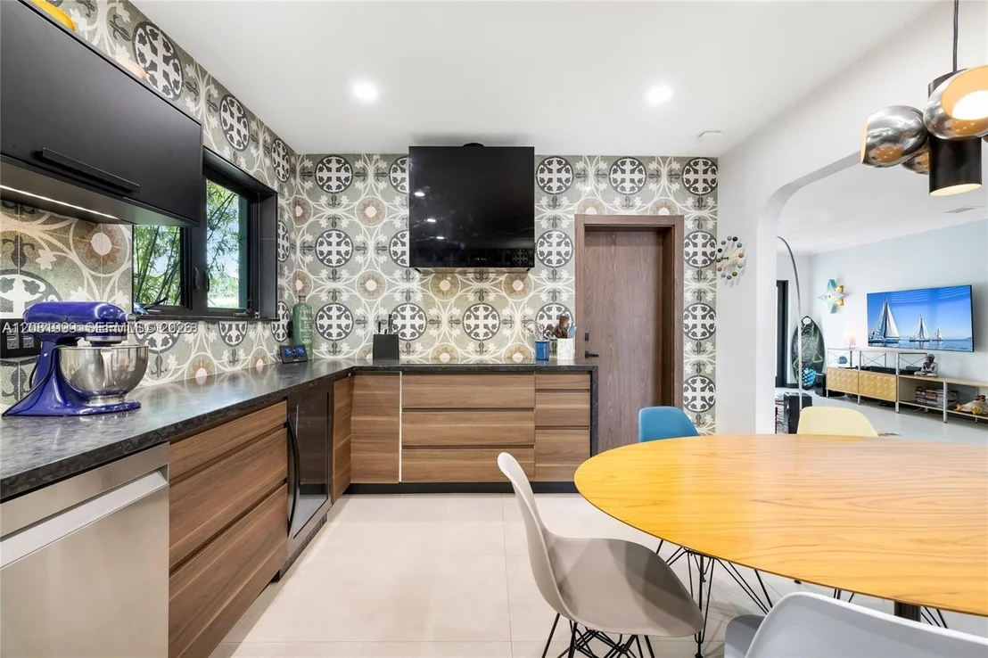 Photo of 8818 Carlyle Ave