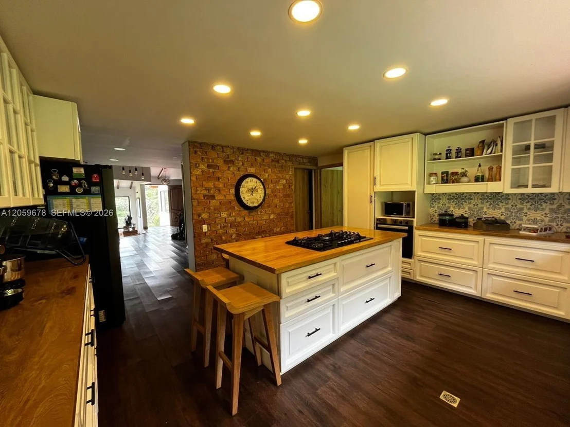 Photo of 123 El Retiro