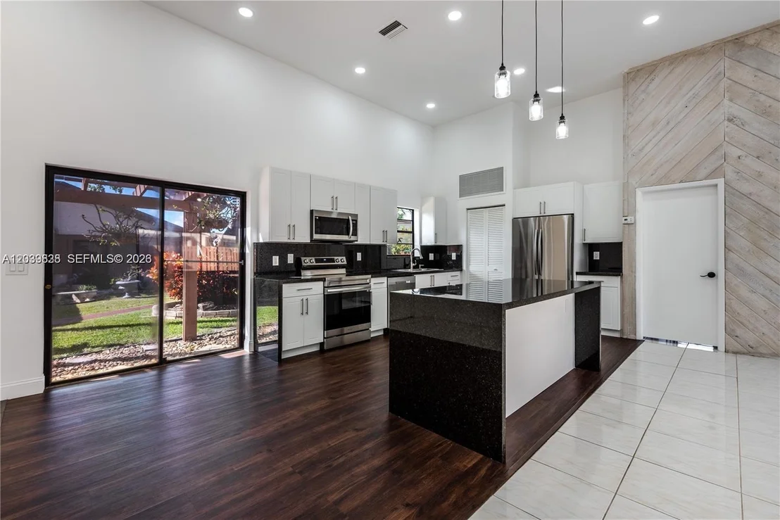 Photo of 601 Leslie Dr
