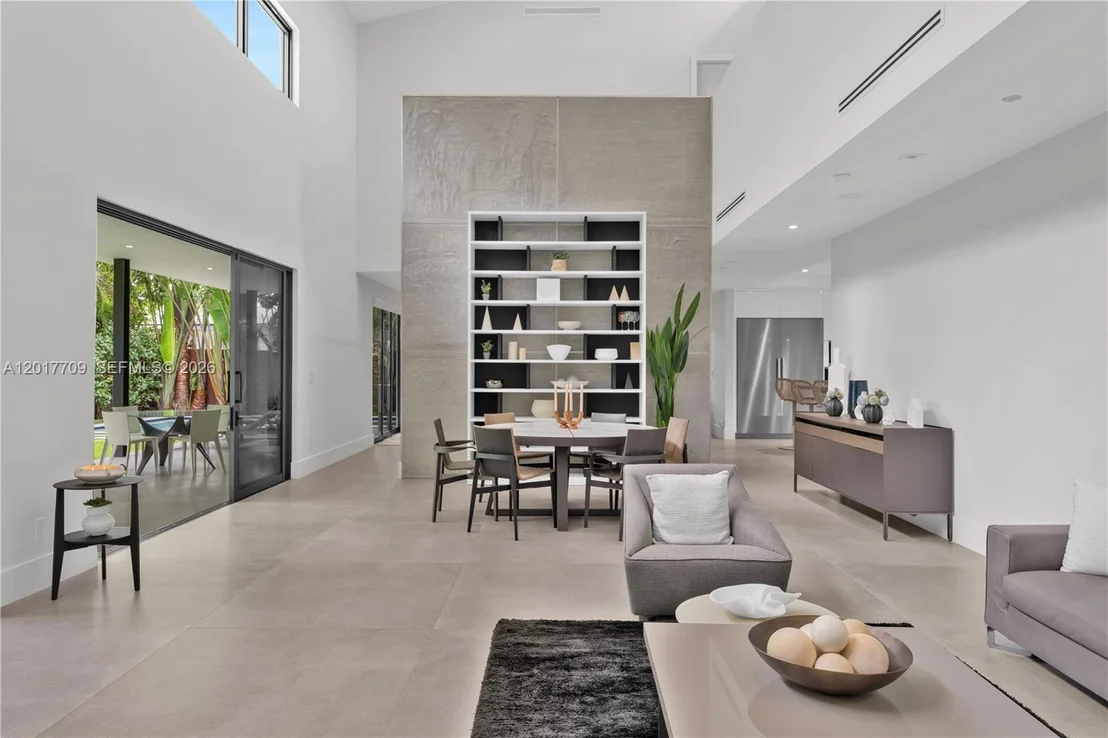 Photo of 10 Samana Dr
