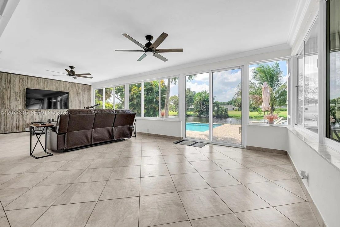 Photo of 3324 Lakeview Blvd