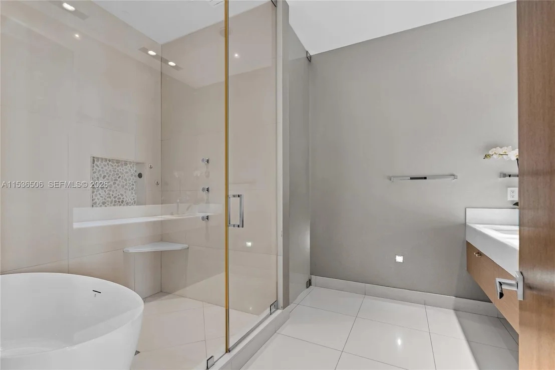 Photo of Unit 1002 at 900 Brickell Key Blvd