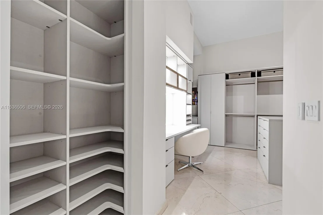 Photo of Unit 1002 at 900 Brickell Key Blvd