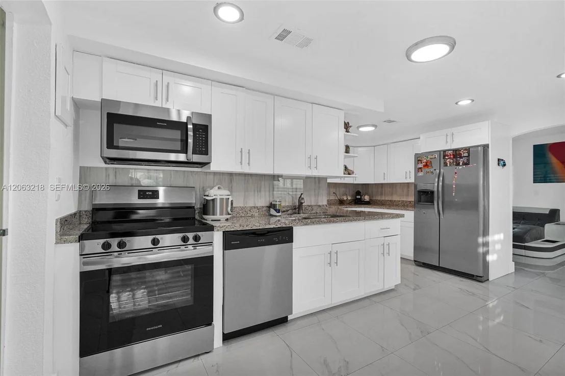Photo of 831 E 10th Pl