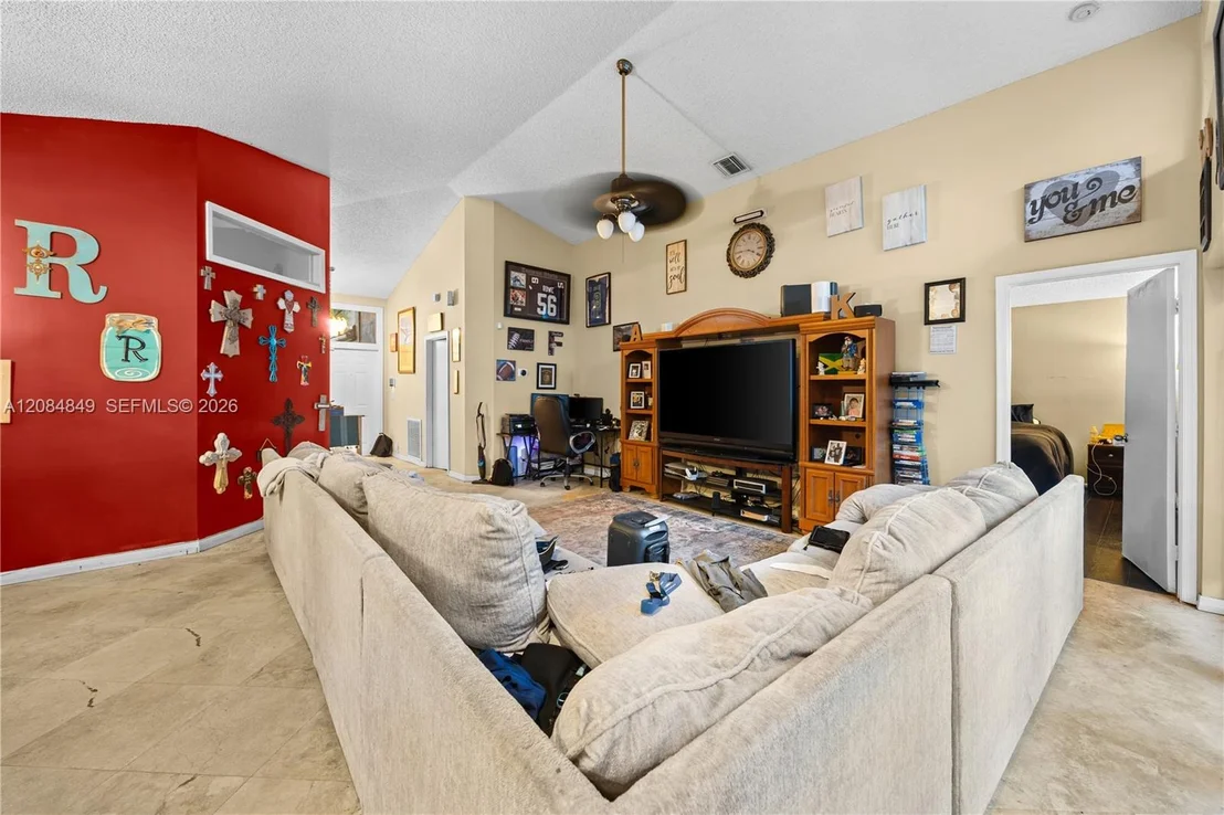 Photo of 1065 W Fairfax Cir W