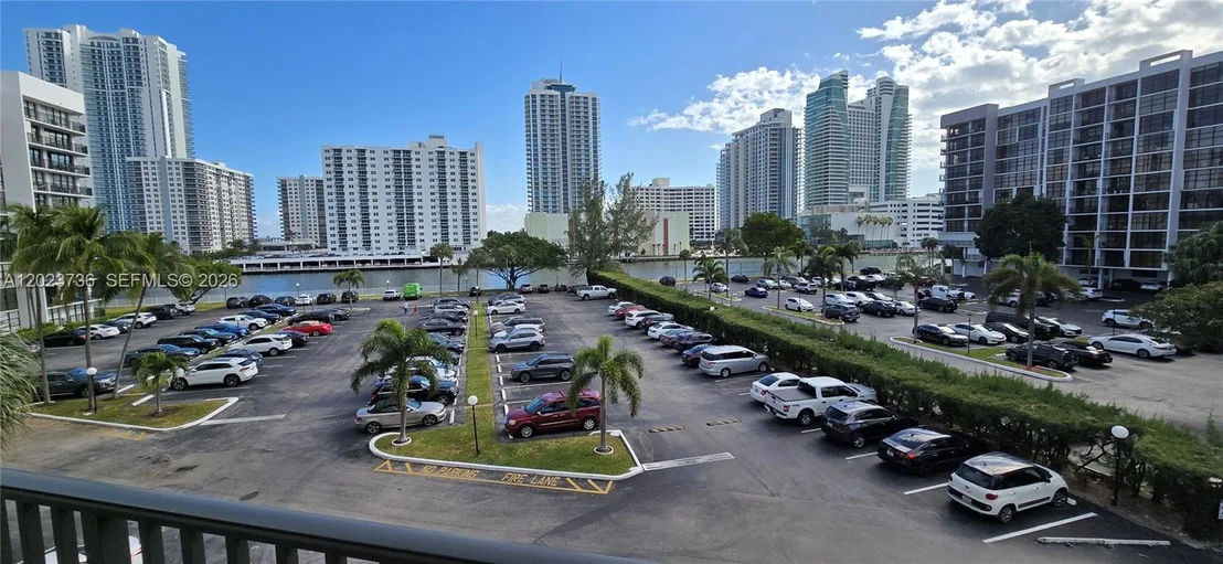 Photo of Unit 430 at 800 Parkview Dr