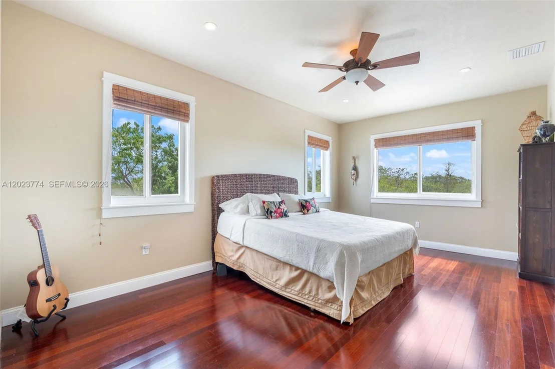 Photo of 365 Loeb ave