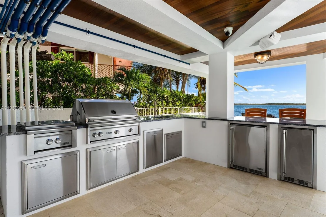 Photo of 180 Pompano Dr