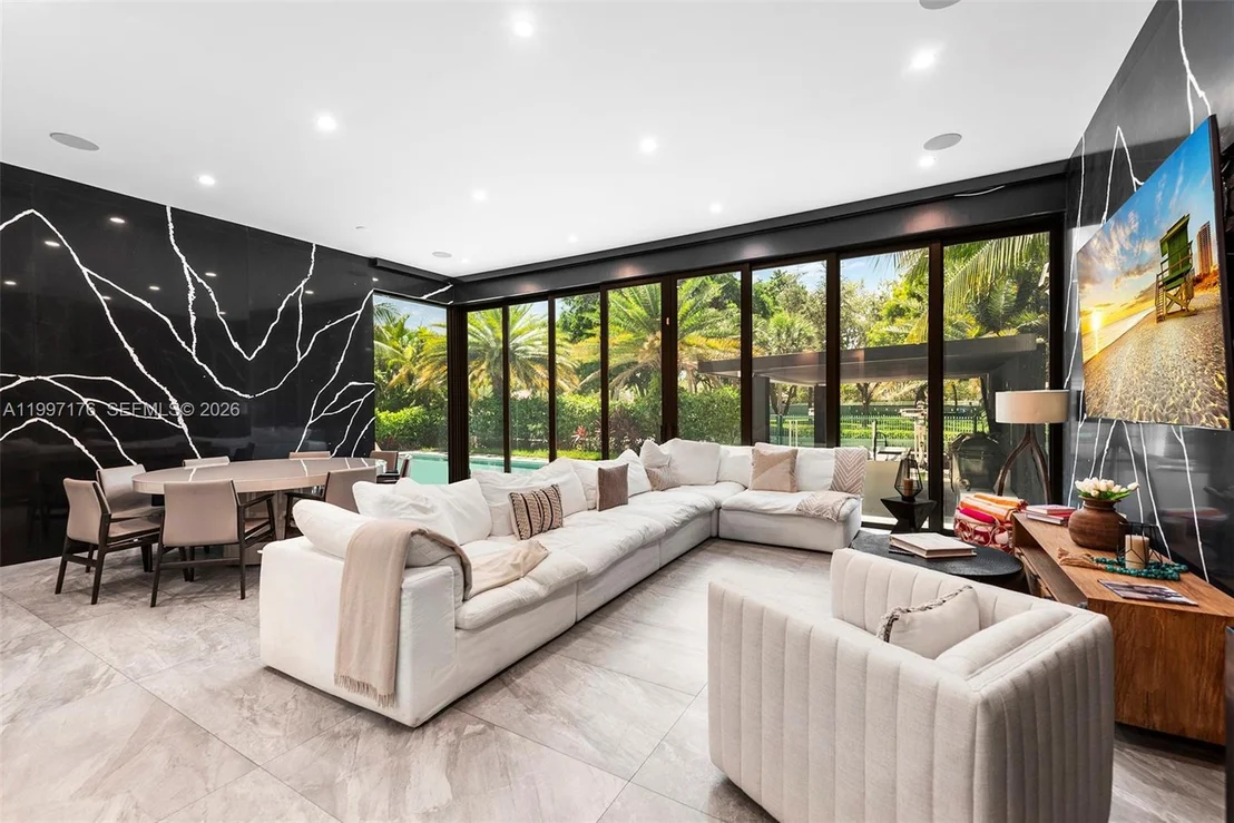 Photo of 521 Holiday Dr