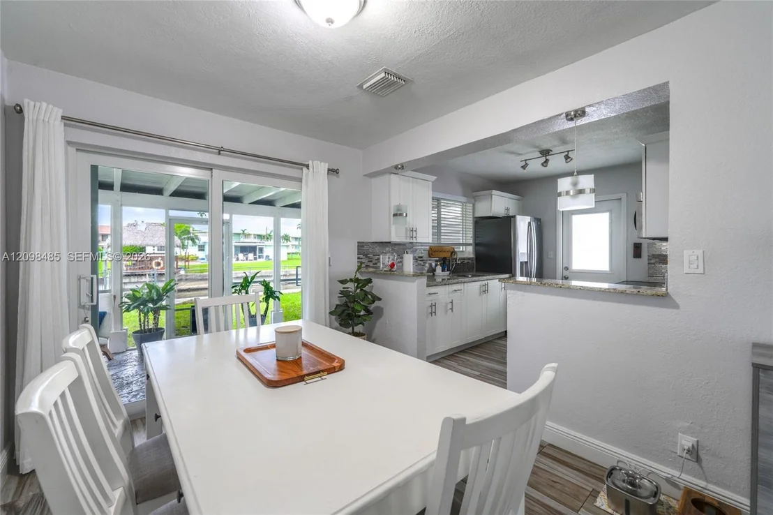 Photo of 1101 E River Dr