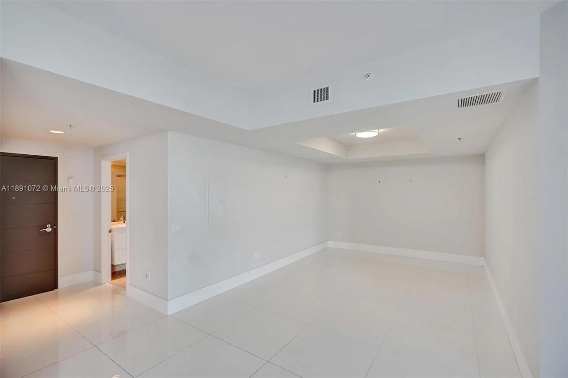 Photo of Unit 708 at 17301 Biscayne Blvd