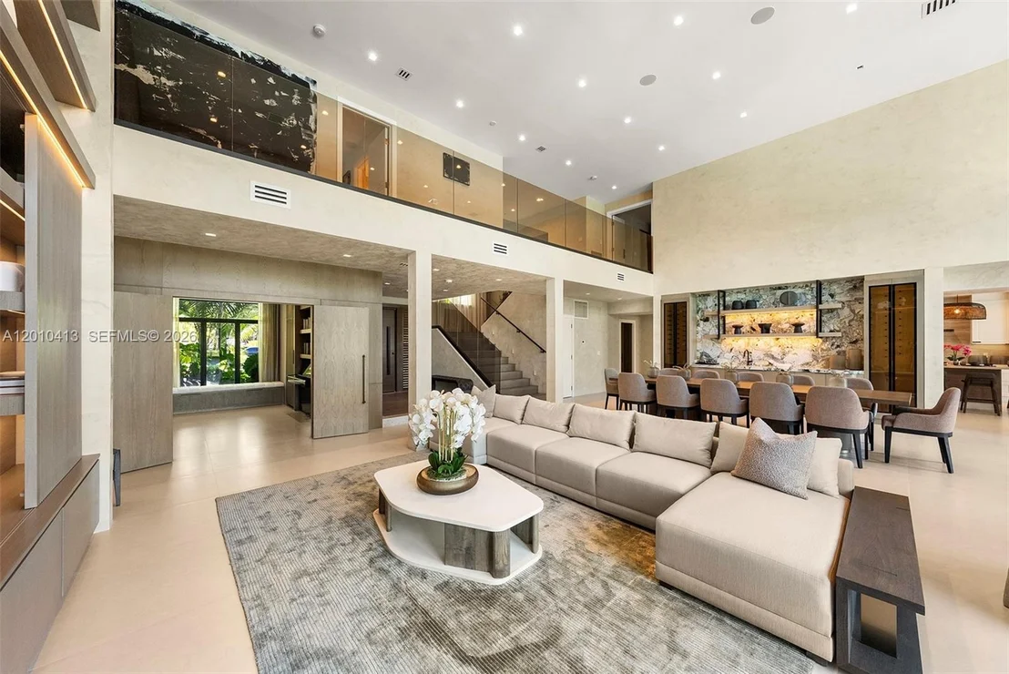 Photo of 110 Holiday Dr