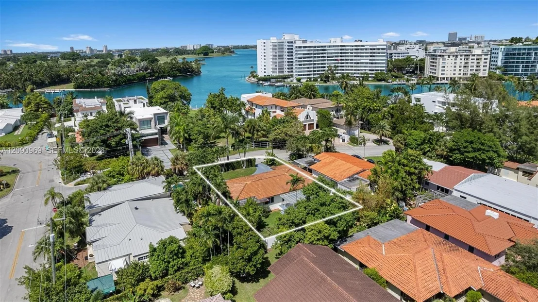 Photo of 9217 Bay Dr