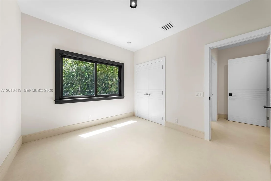 Photo of 110 Holiday Dr