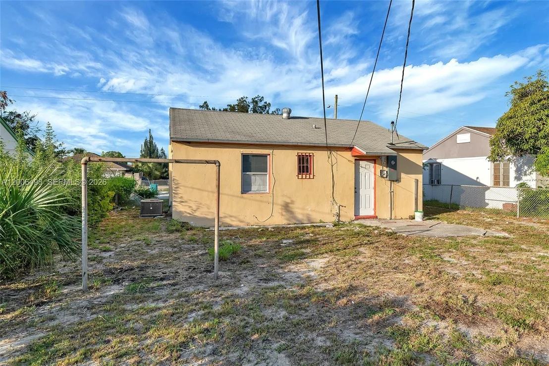 Photo of 562 W 4th St